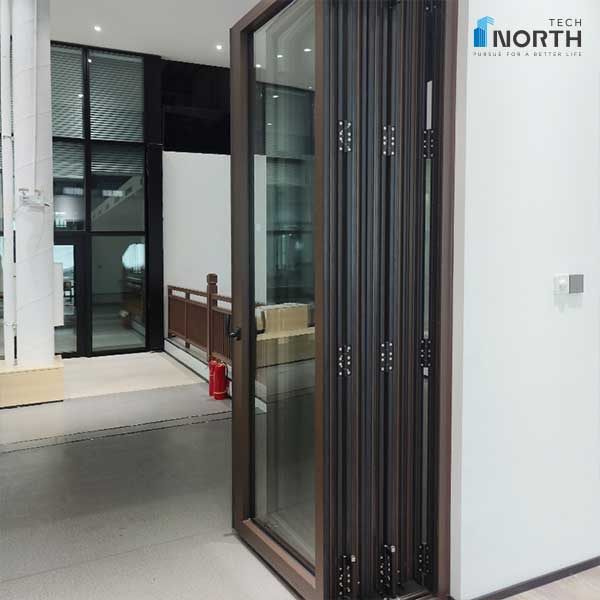 Skládací dveře z hliníkové slitiny North tech s nastavitelným počtem zateplených/neizolovaných dveřních výplní
