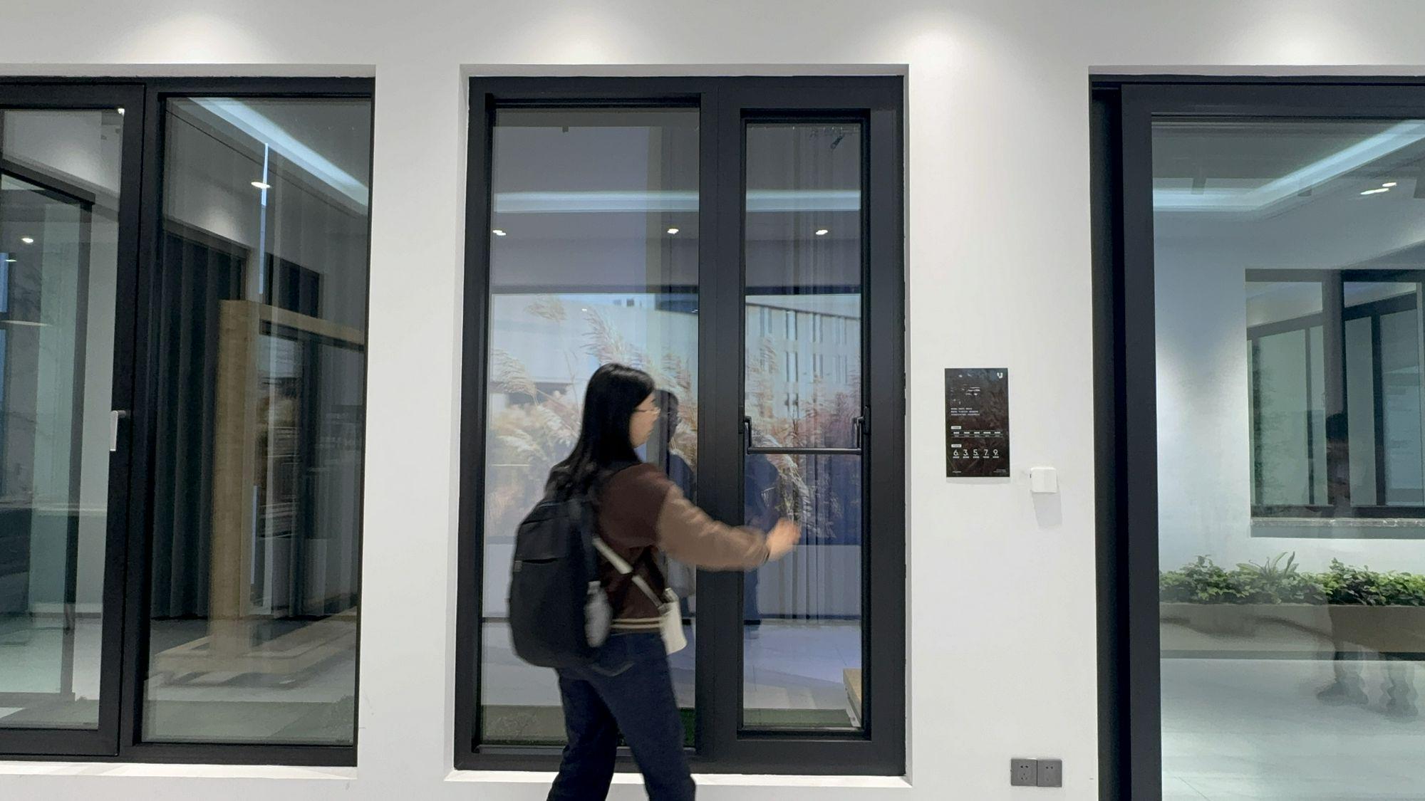 Outward-opening casement window