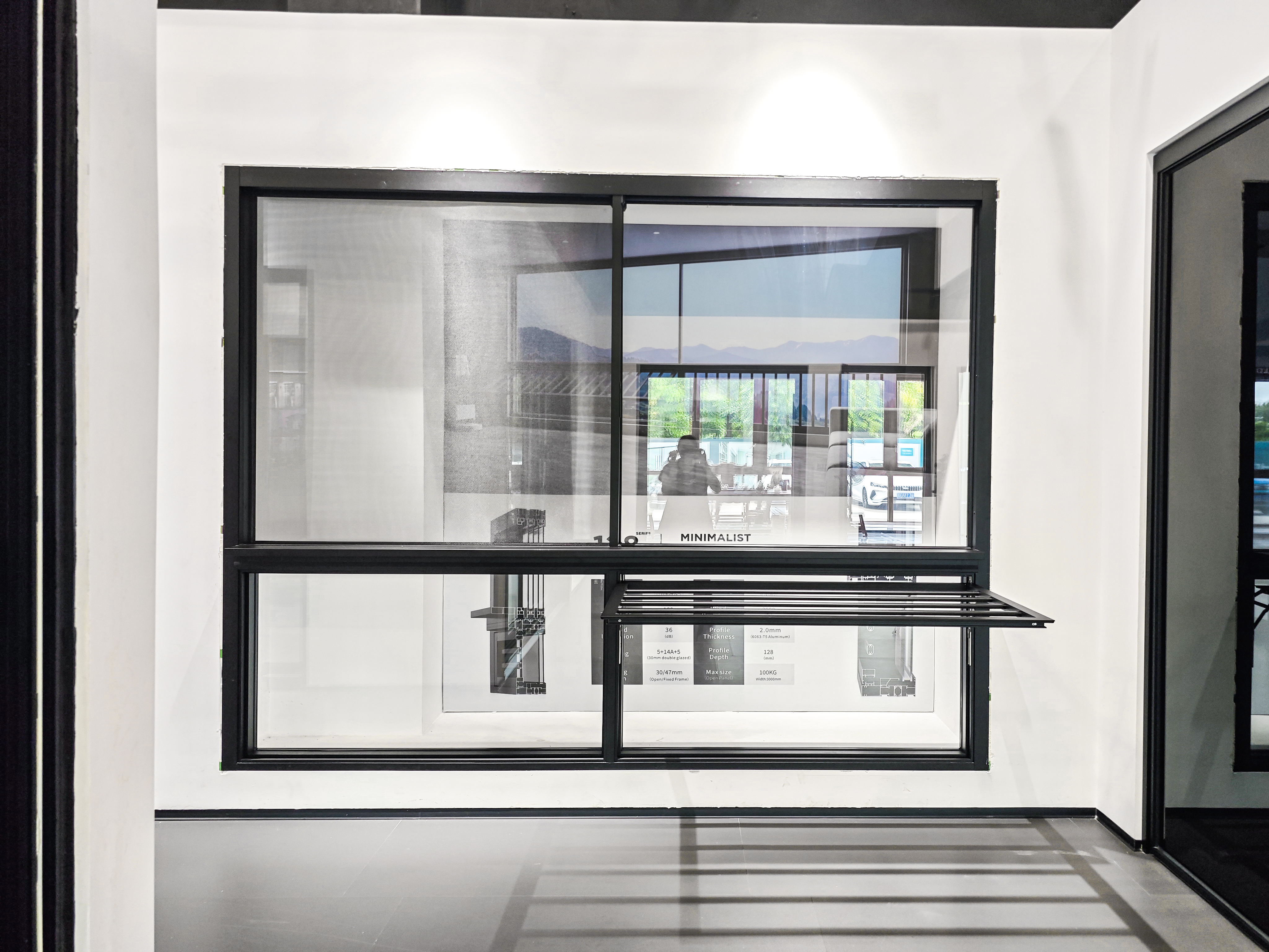 Minimalistick&eacute; modern&iacute; stylov&eacute; termoizolačn&iacute; okno s &uacute;zk&yacute;m r&aacute;mem